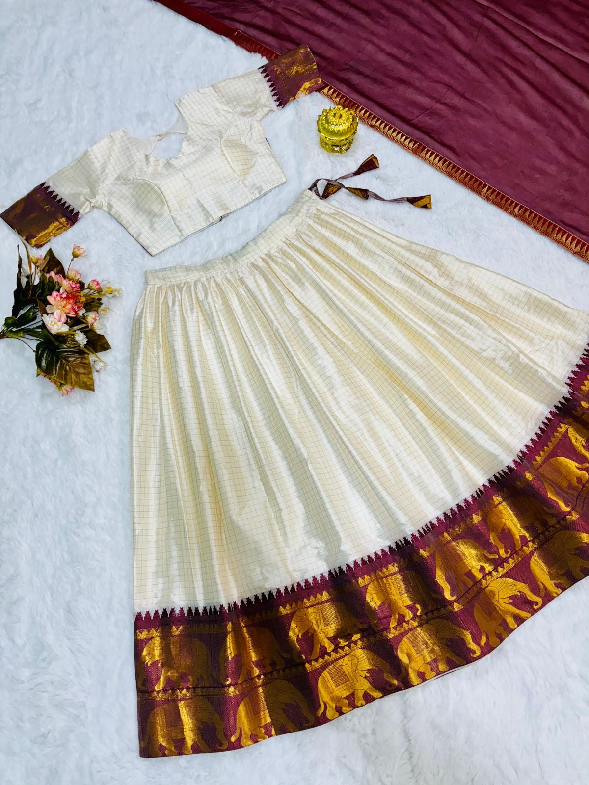 Lehenga blanc, bordeaux & doré