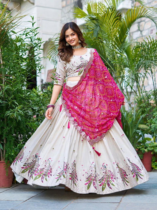 Lehenga blanc écru & rose, motifs paon