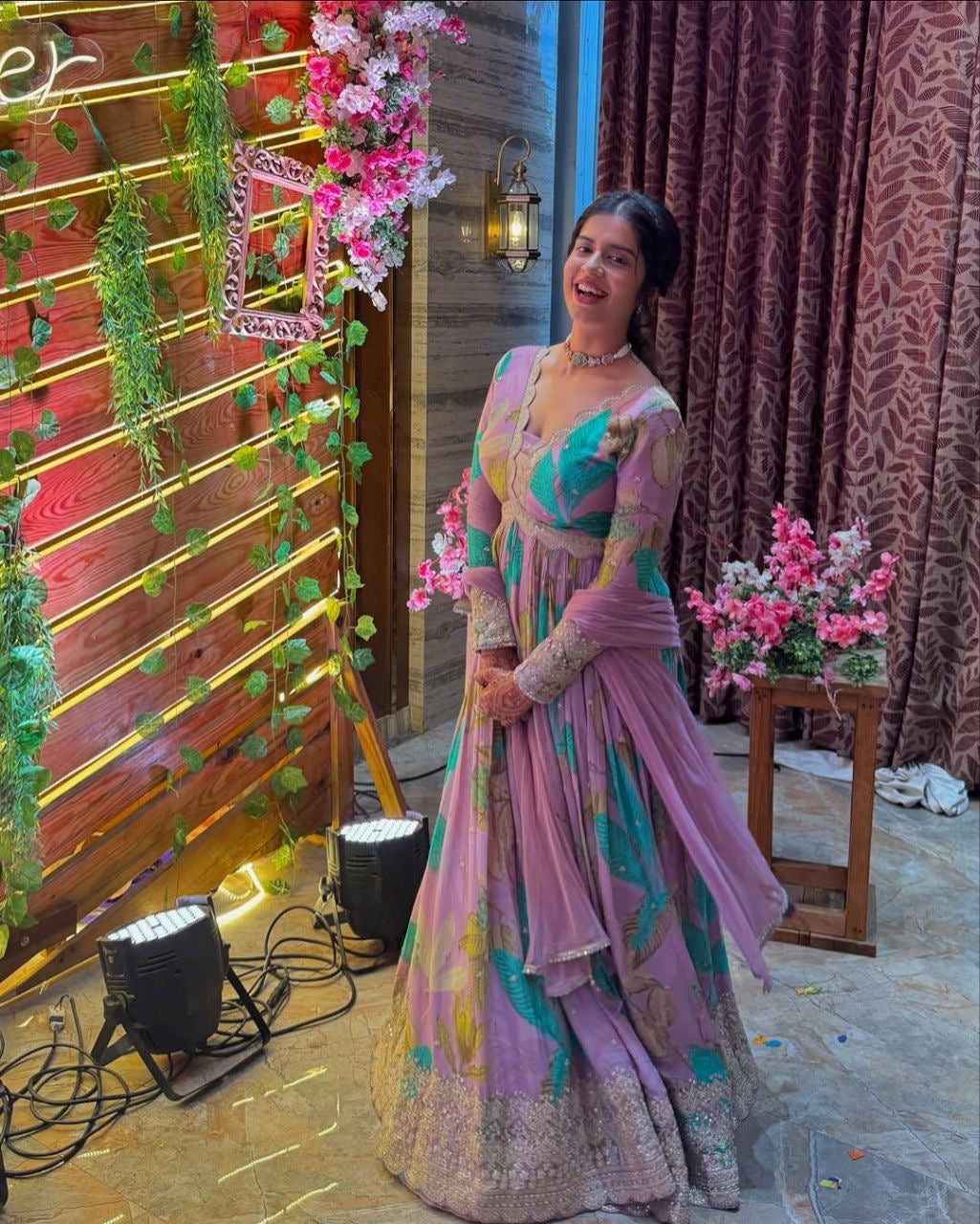 Robe mauve, bleu & doré à motifs fleurs