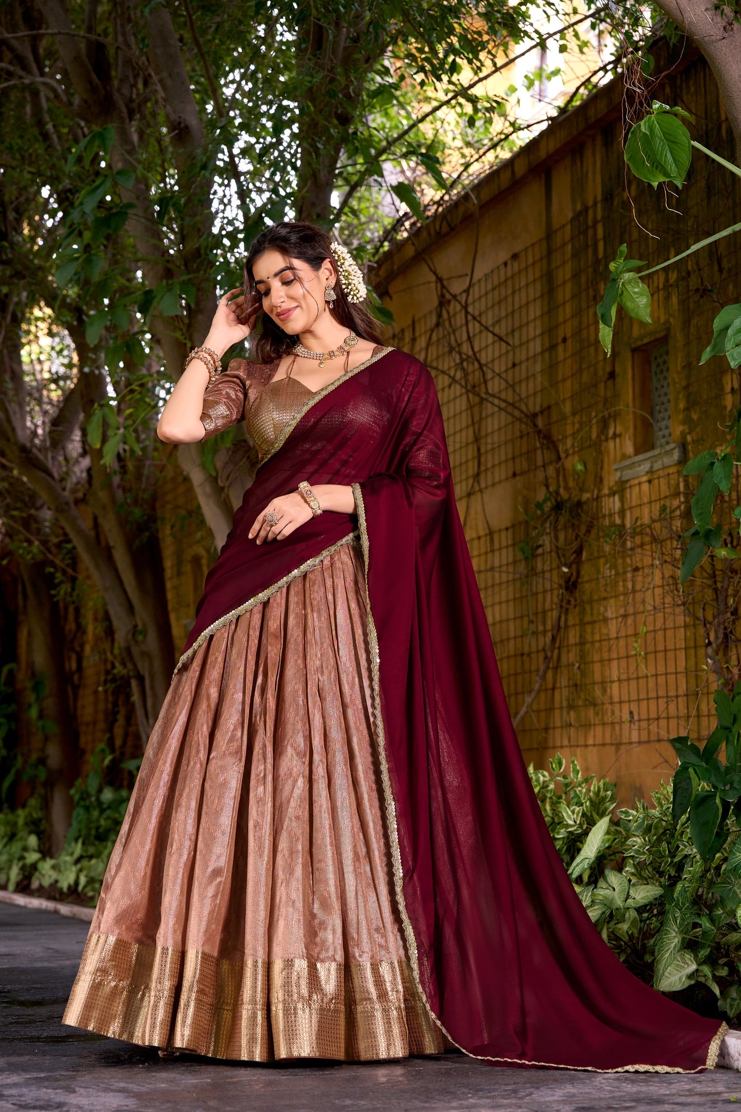 Lehenga doré & bordeaux