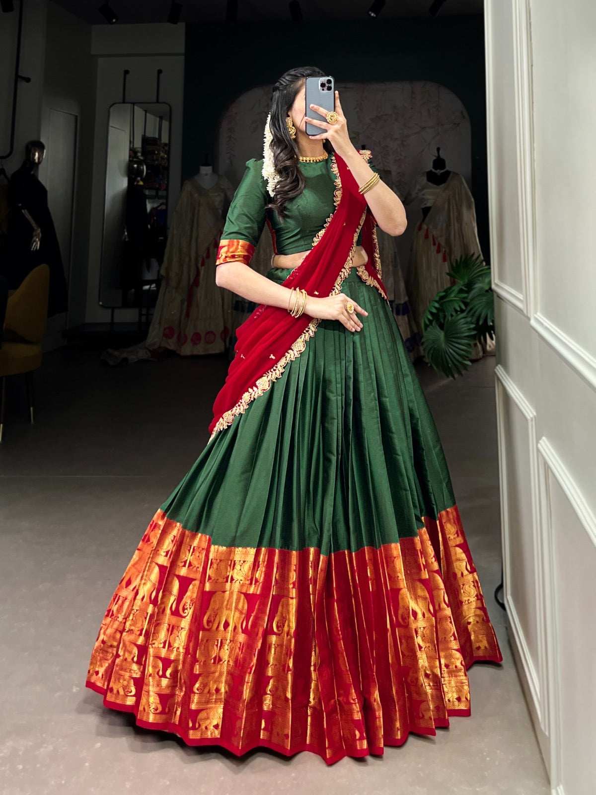 Lehenga vert, rouge & doré