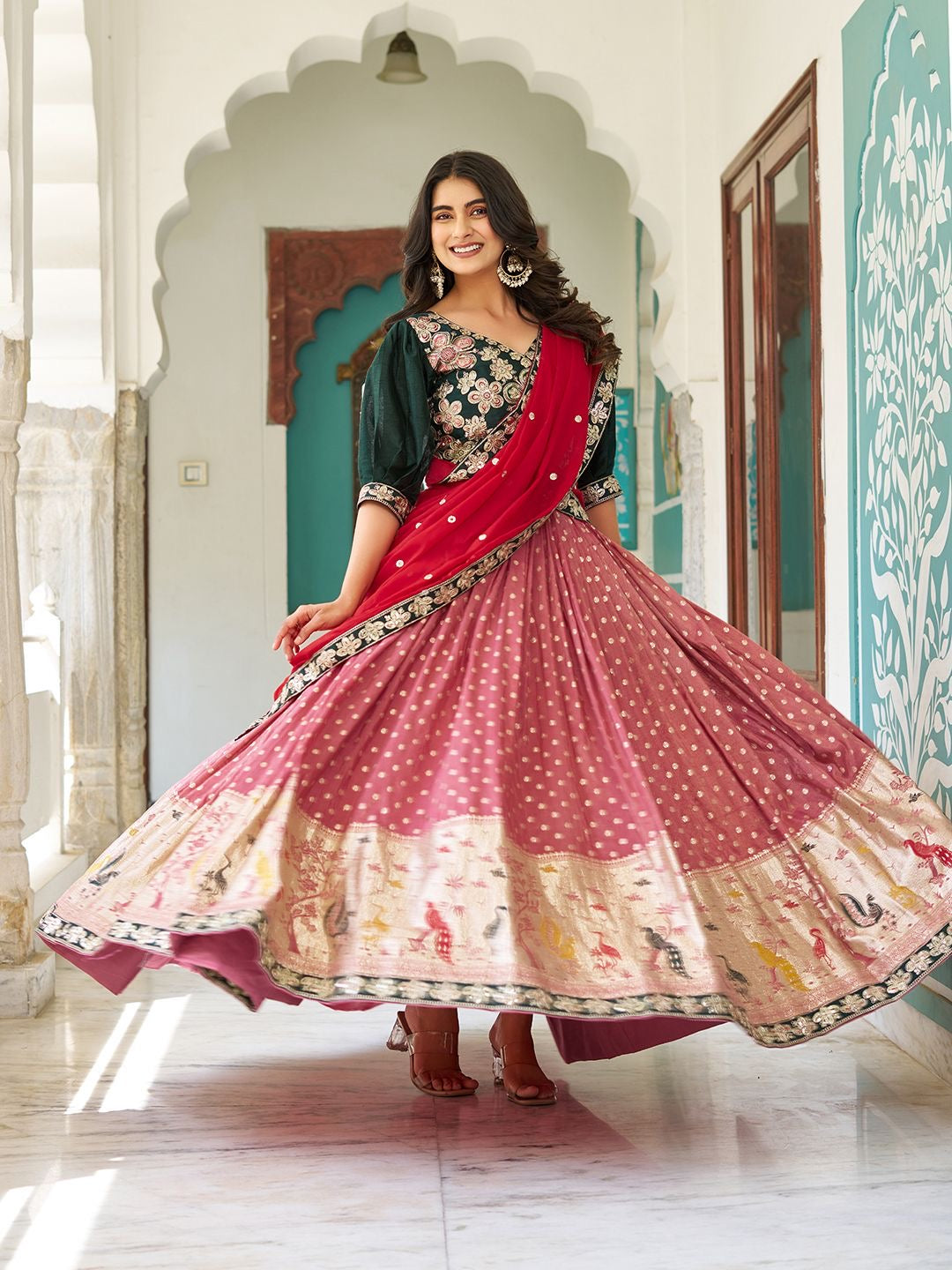Lehenga vert, rose & rouge