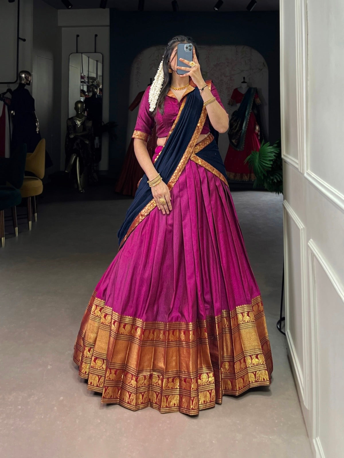 Lehenga rose, bleu foncé & doré
