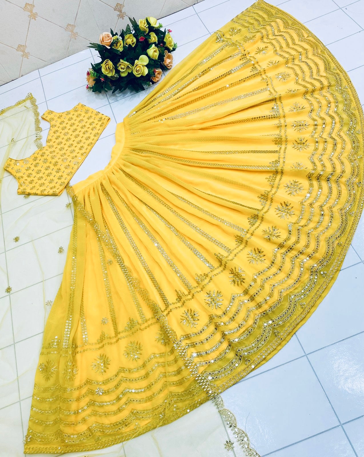 Lehenga jaune, doré & argenté