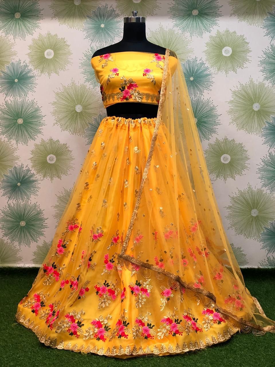 Lehenga en tulle jaune, rose & doré